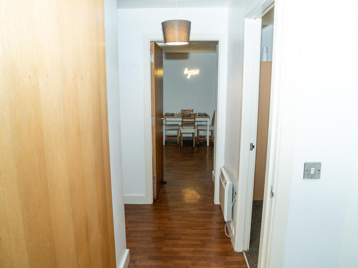 Casa Luxe 2 Bed Modern Centre Free Parking & Outdoor Patio Apartment *