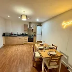 Casa Luxe 2 Bed Modern City Centre Apartment Free Parking & Outdoor Patio