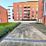 Casa Luxe 2 Bed Modern City Centre Apartment Free Parking & Outdoor Patio