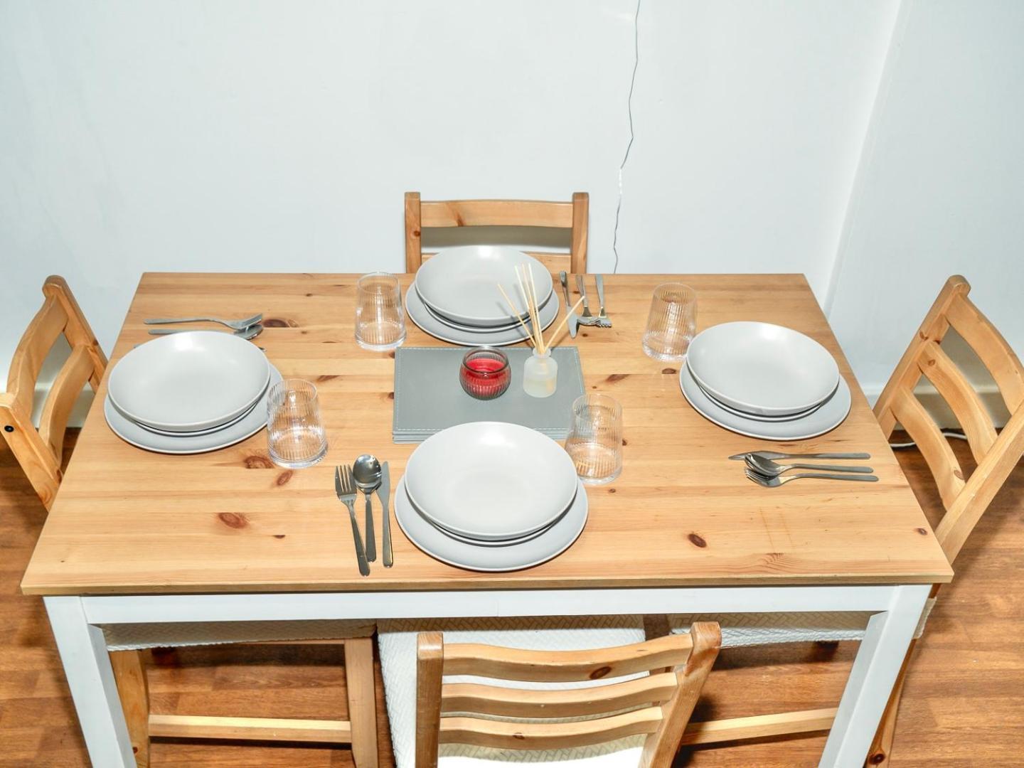 Casa Luxe 2 Bed Modern Centre Free Parking & Outdoor Patio Apartment
