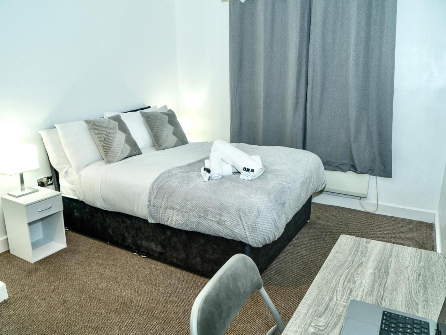Casa Luxe 2 Bed Modern Centre Free Parking & Outdoor Patio * Birmingham