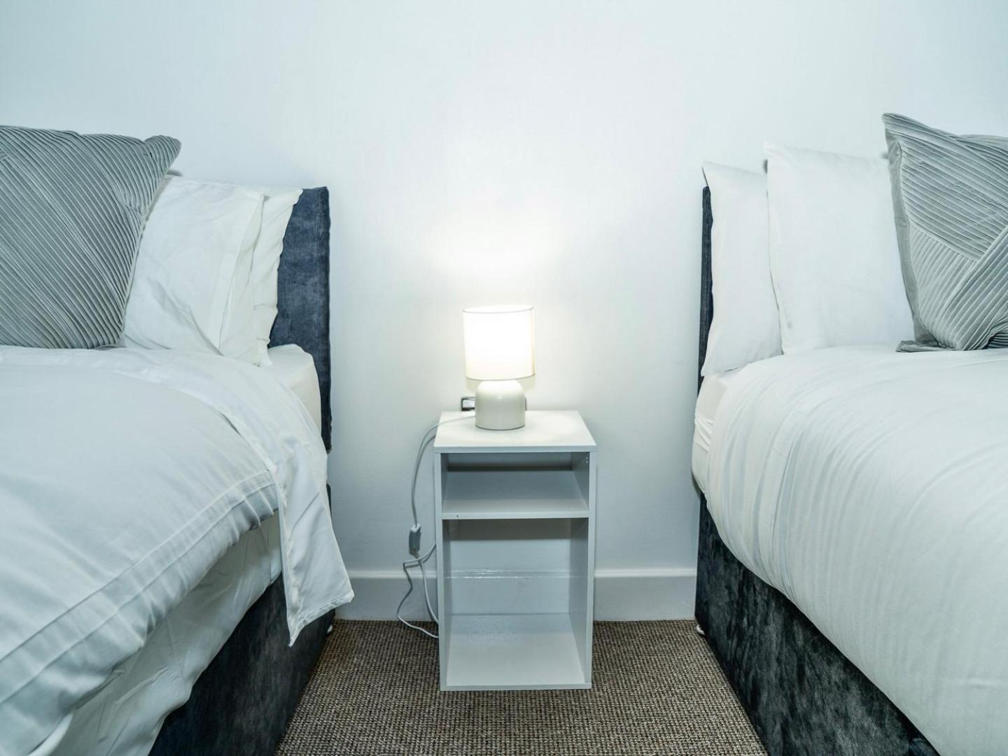 Casa Luxe 2 Bed Modern Centre Free Parking & Outdoor Patio
