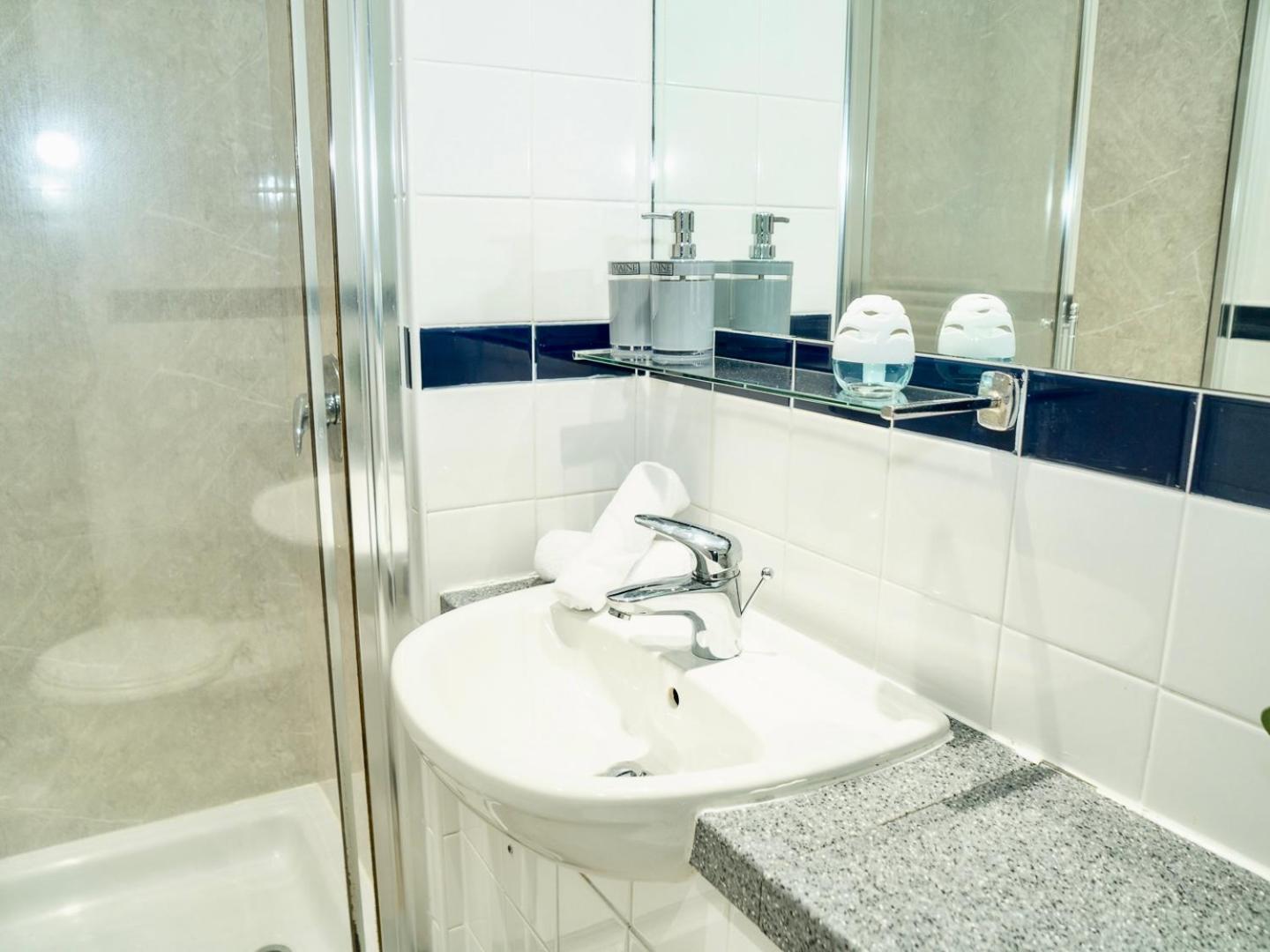 Casa Luxe 2 Bed Modern Centre Free Parking & Outdoor Patio Apartment *