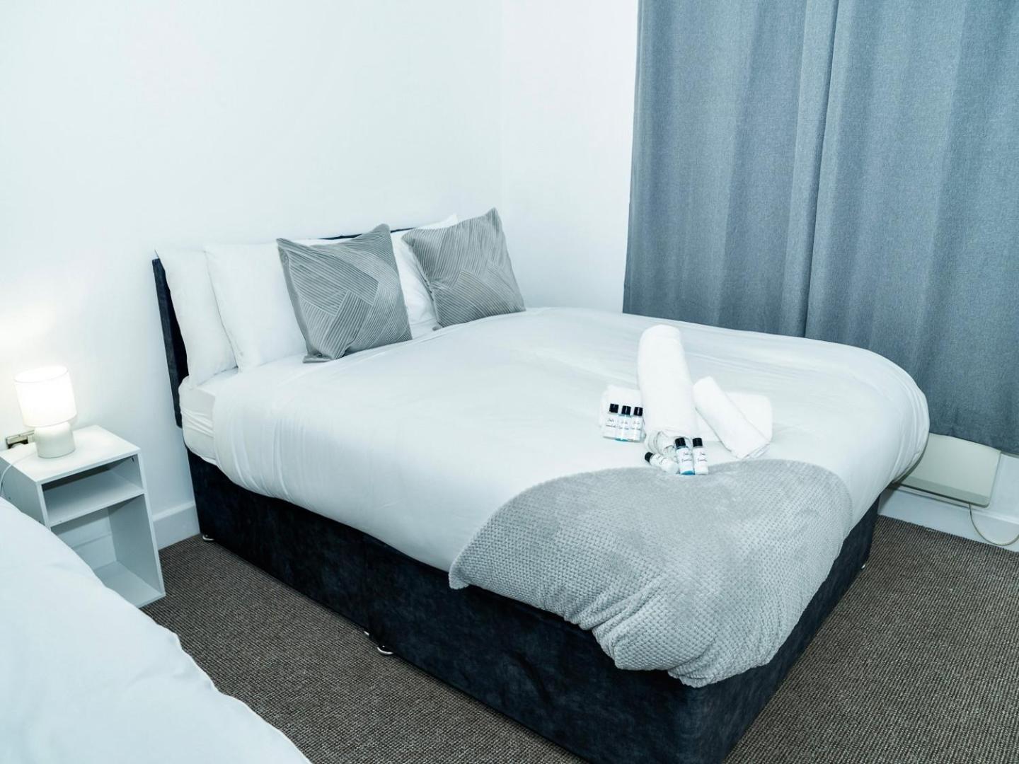 Casa Luxe 2 Bed Modern Centre Free Parking & Outdoor Patio Apartment Birmingham