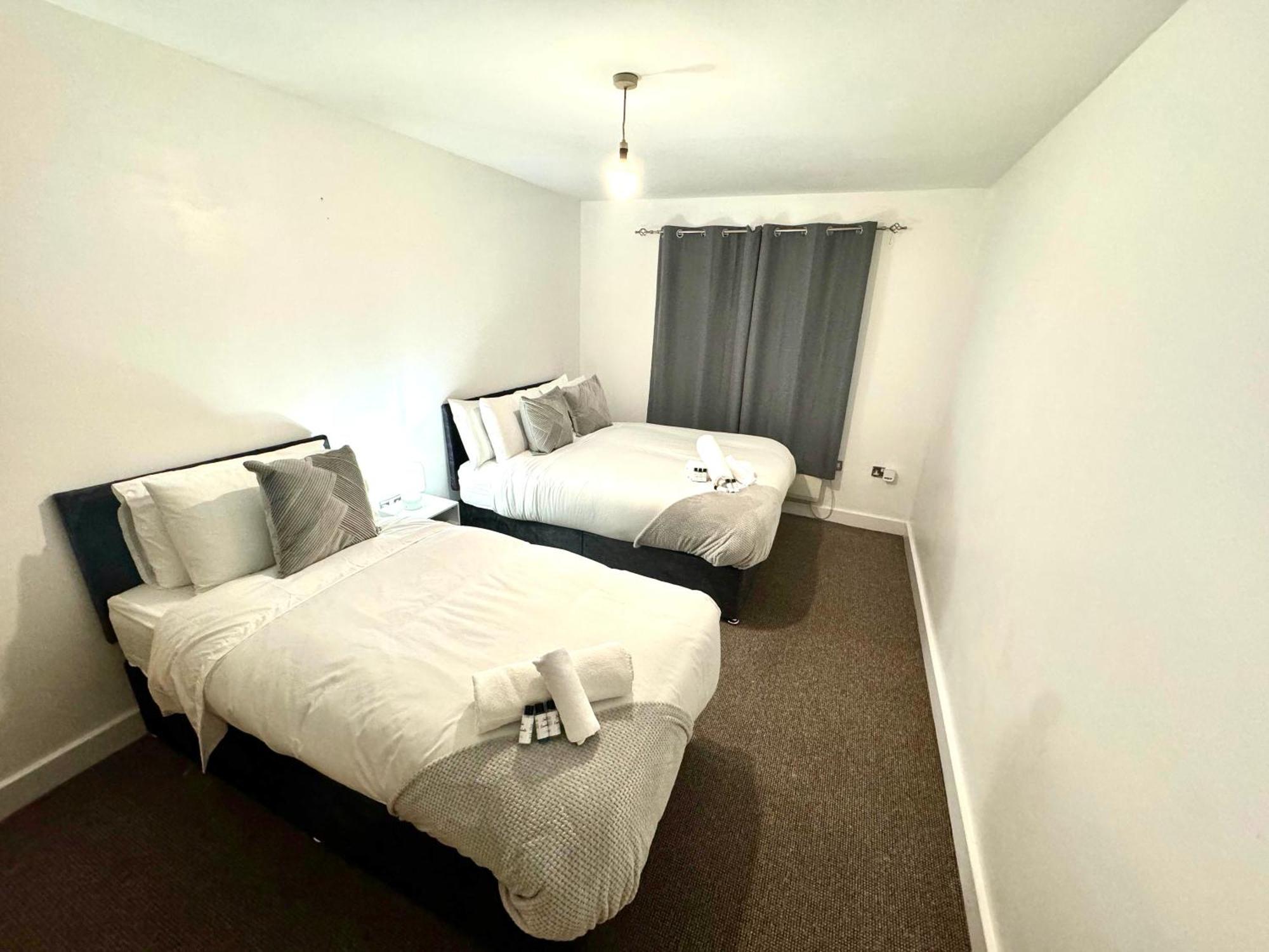 Casa Luxe 2 Bed Modern Centre Free Parking & Outdoor Patio * Birmingham