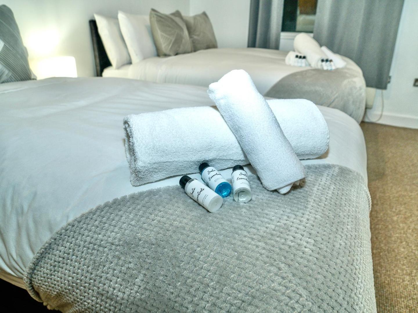 Casa Luxe 2 Bed Modern Centre Free Parking & Outdoor Patio Apartment *