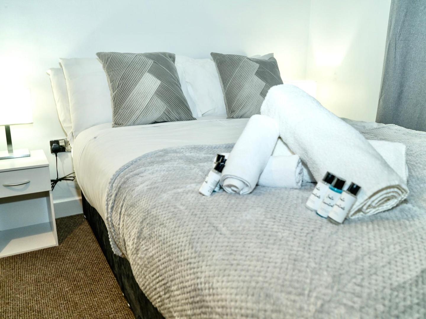 Casa Luxe 2 Bed Modern Centre Free Parking & Outdoor Patio Apartment Birmingham