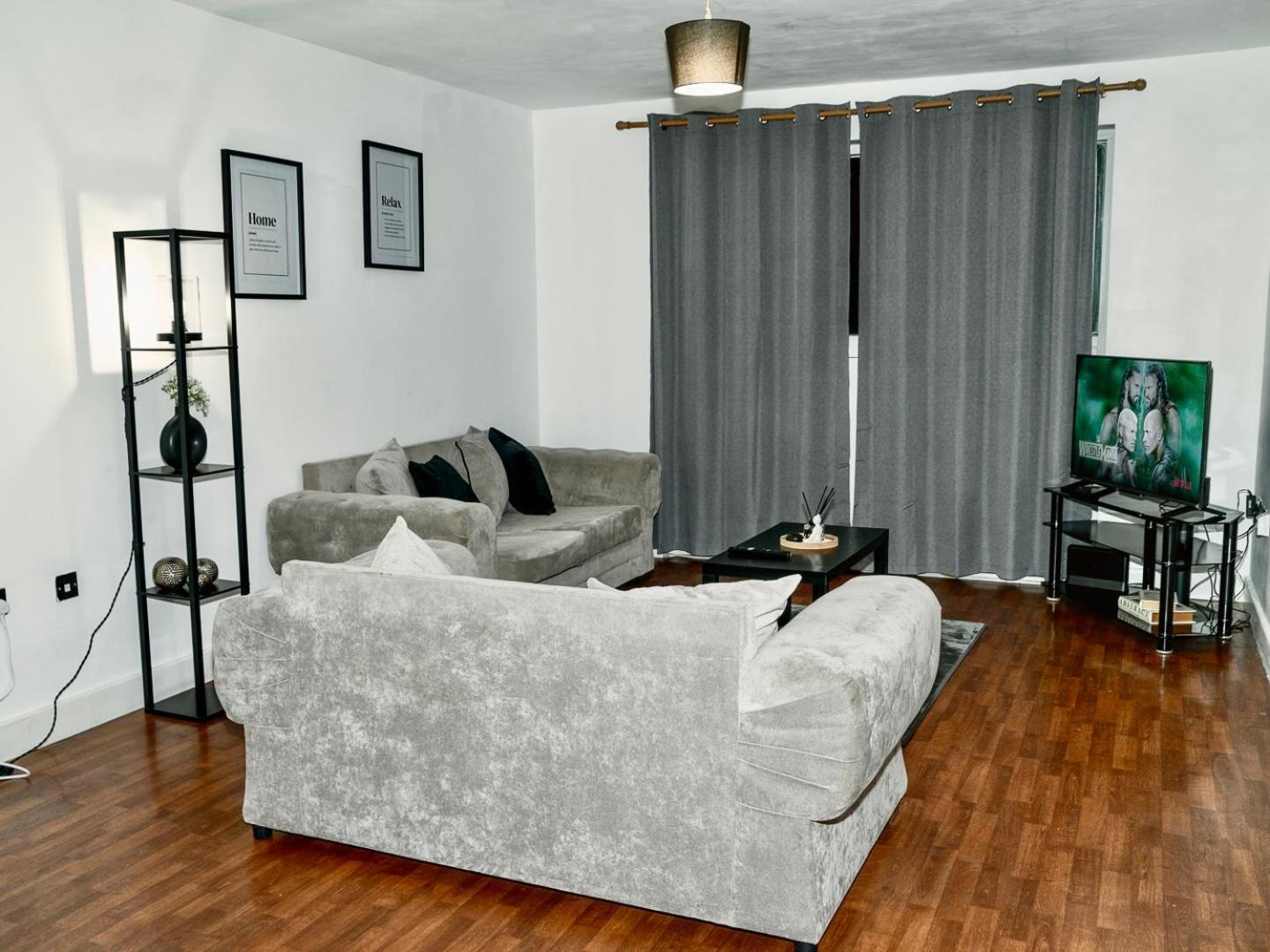 Casa Luxe 2 Bed Modern Centre Free Parking & Outdoor Patio * Birmingham