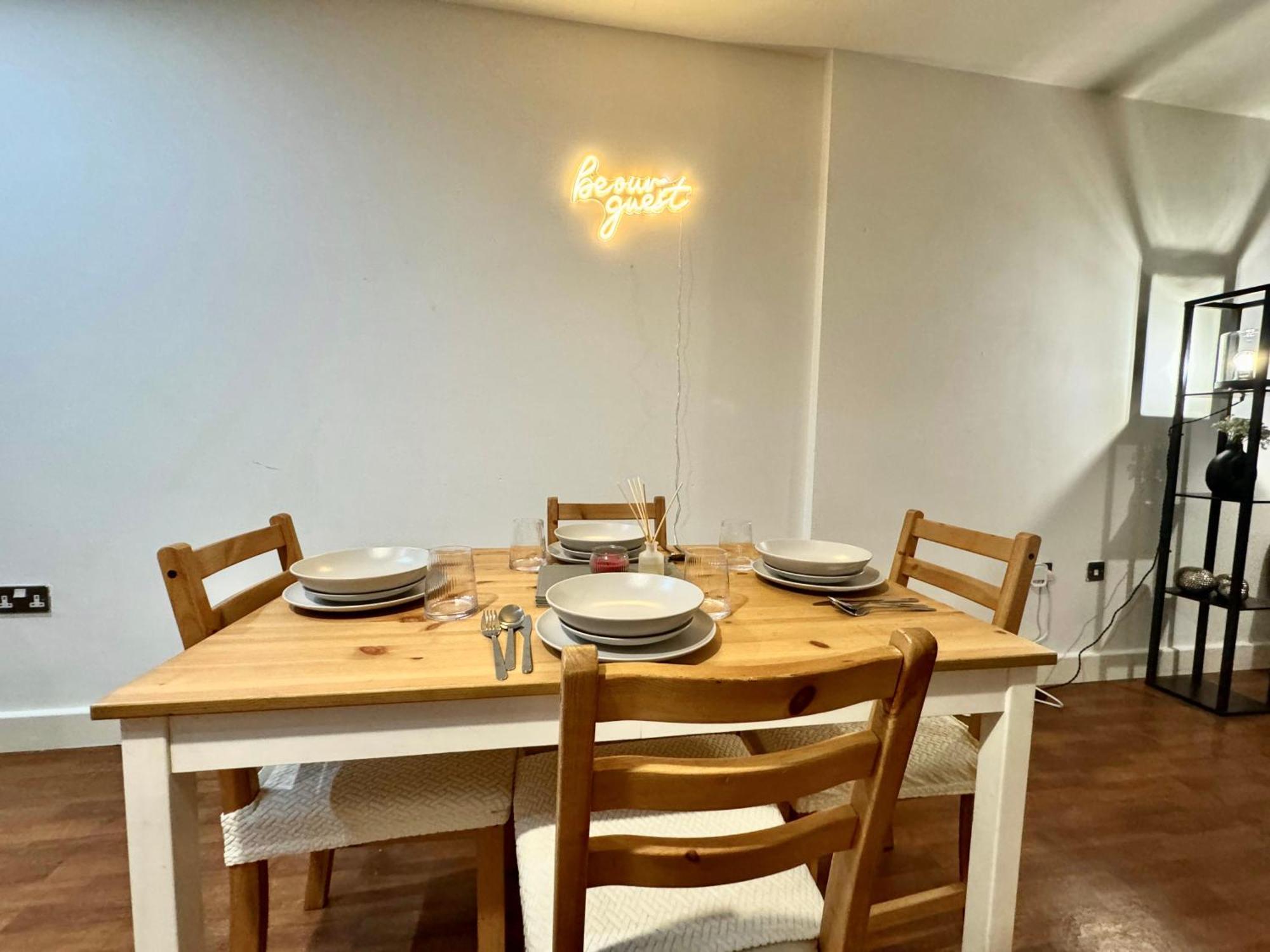 Casa Luxe 2 Bed Modern Centre Free Parking & Outdoor Patio Apartment