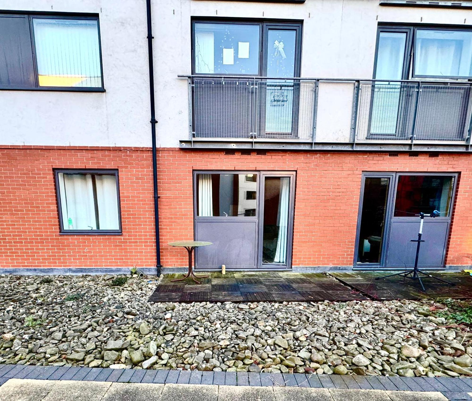 Casa Luxe 2 Bed Modern Centre Free Parking & Outdoor Patio Apartment *