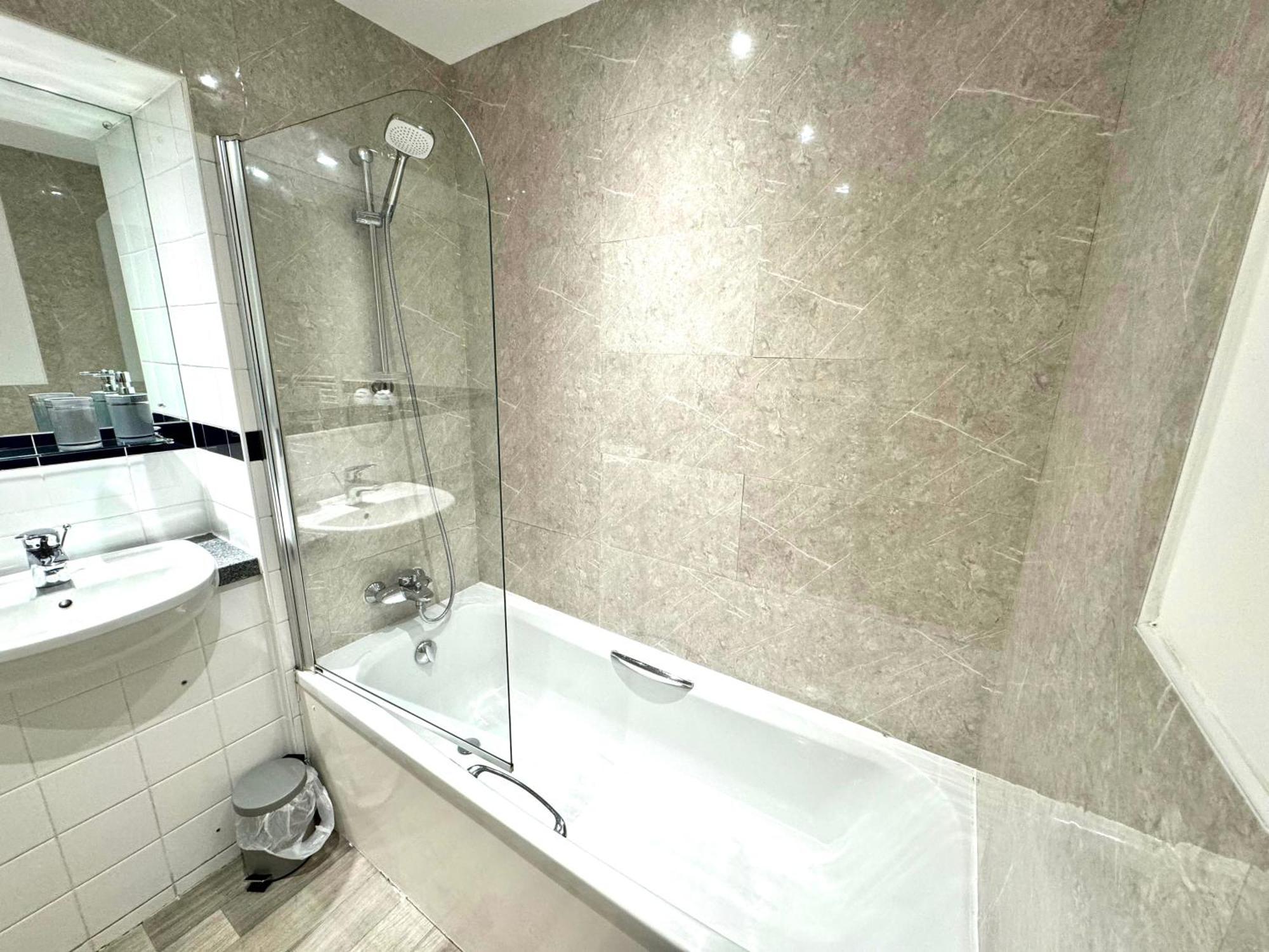 Casa Luxe 2 Bed Modern Centre Free Parking & Outdoor Patio Apartment *