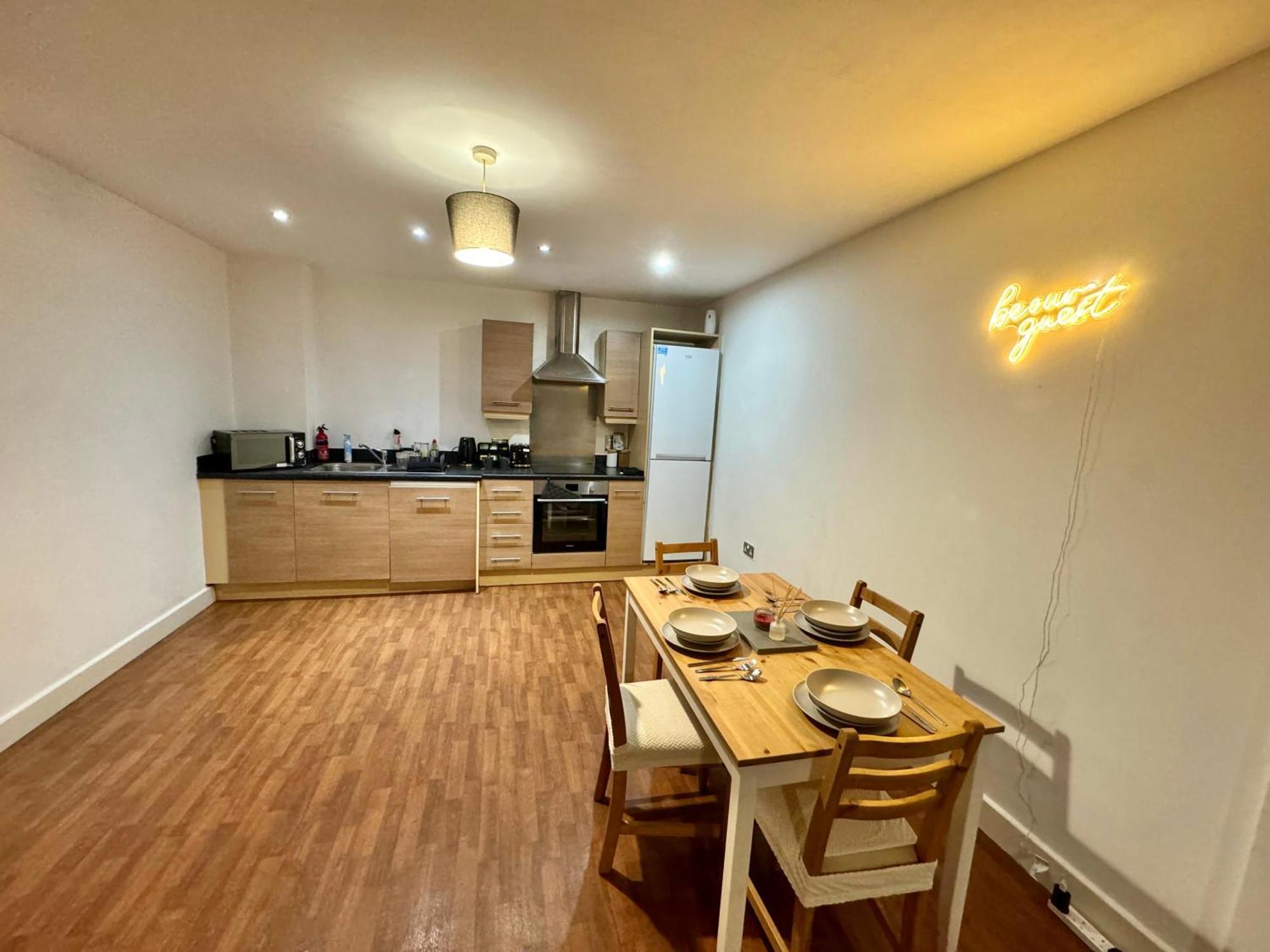 Casa Luxe 2 Bed Modern Centre Free Parking & Outdoor Patio *