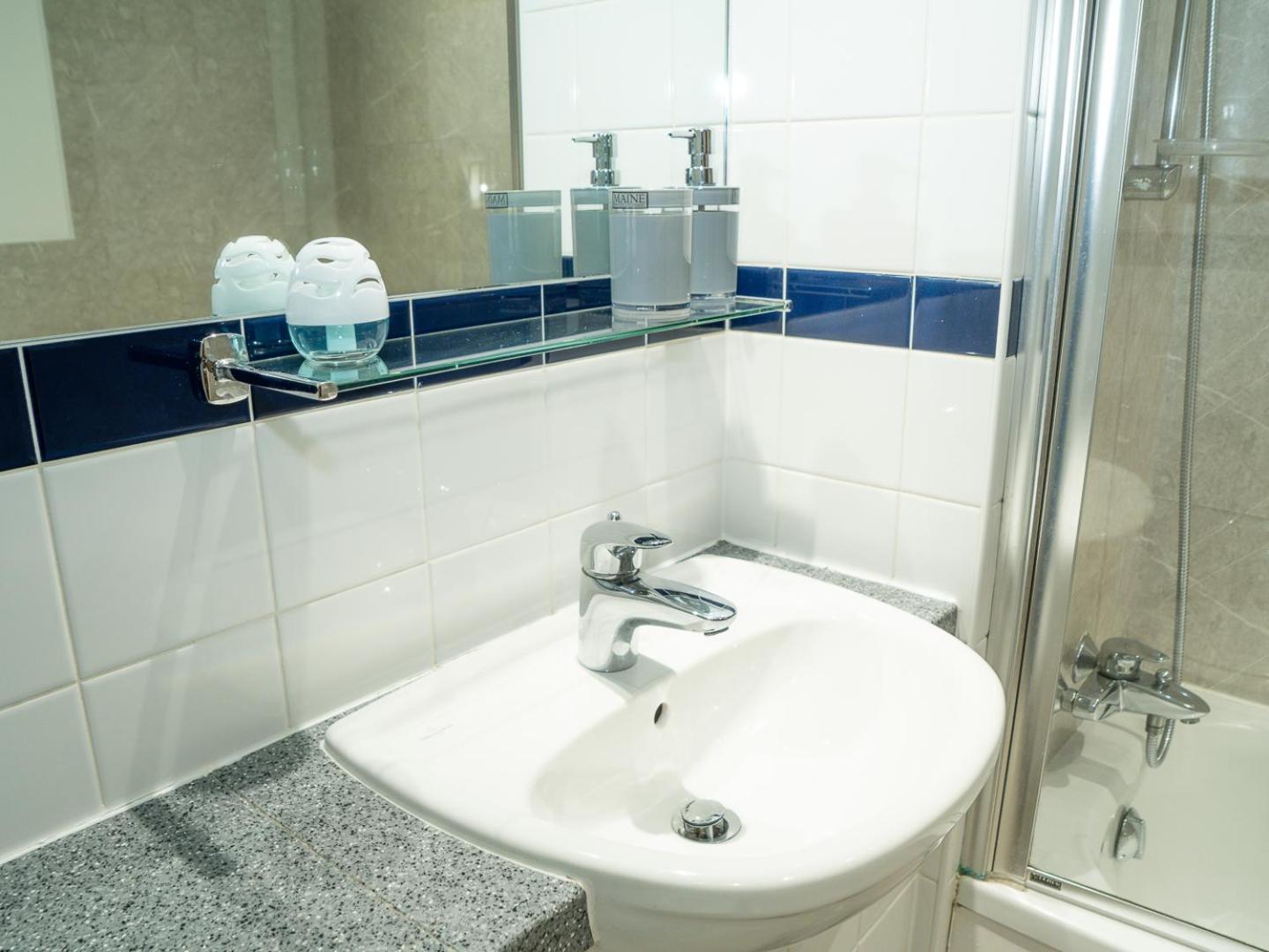Casa Luxe 2 Bed Modern Centre Free Parking & Outdoor Patio Birmingham