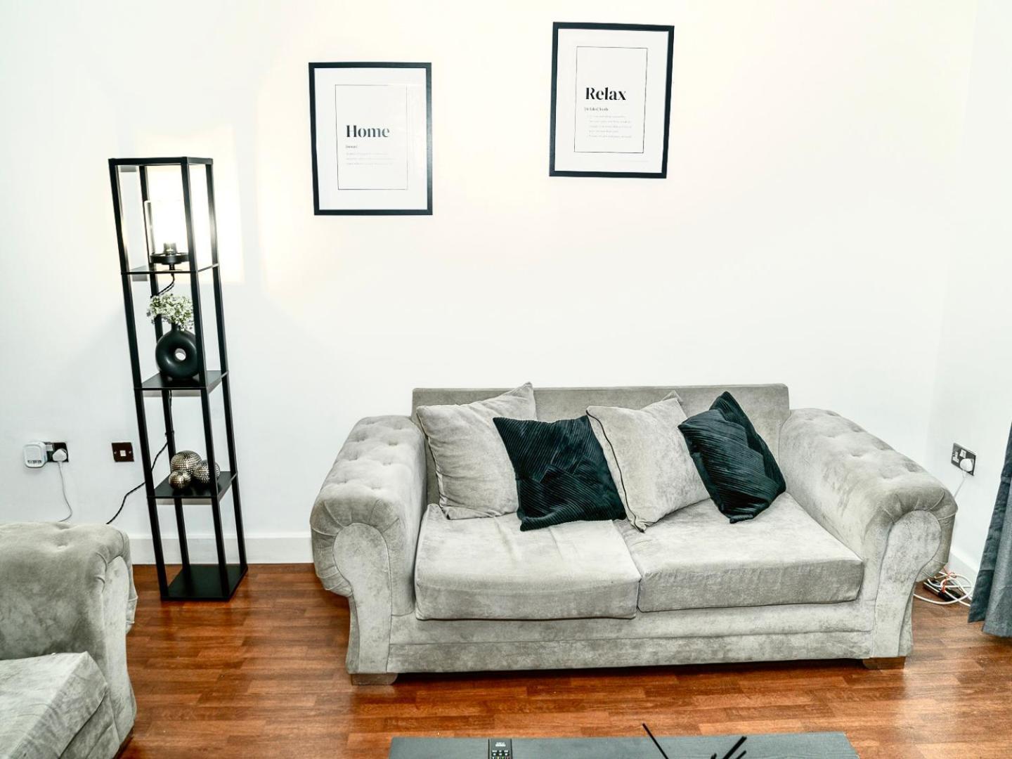 Casa Luxe 2 Bed Modern Centre Free Parking & Outdoor Patio