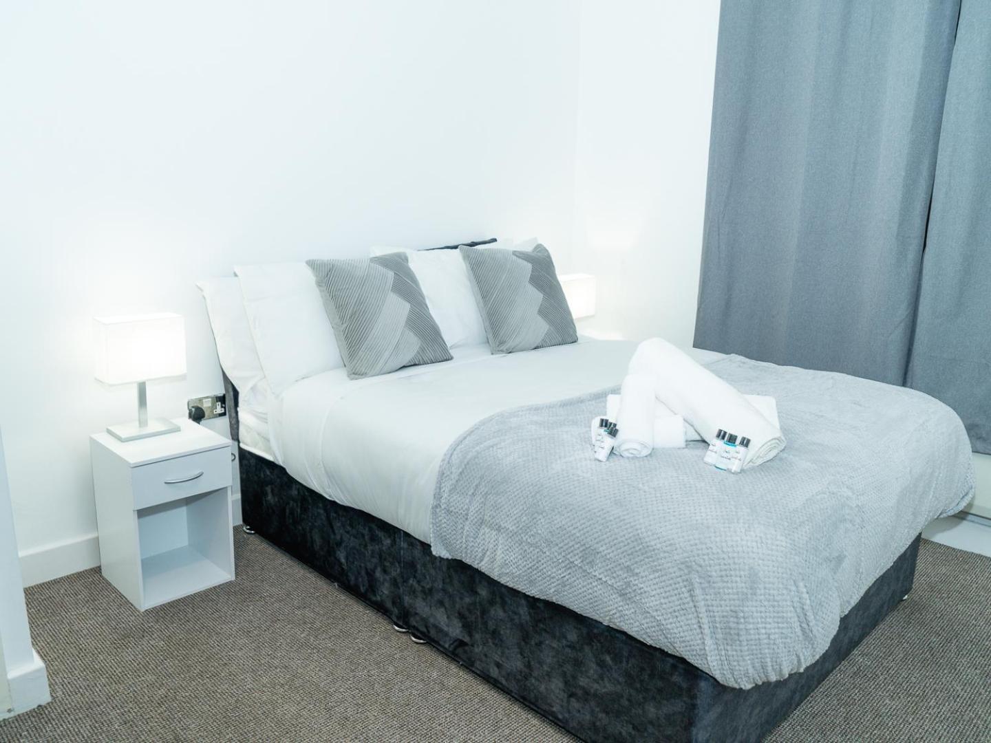 Casa Luxe 2 Bed Modern Centre Free Parking & Outdoor Patio Apartment
