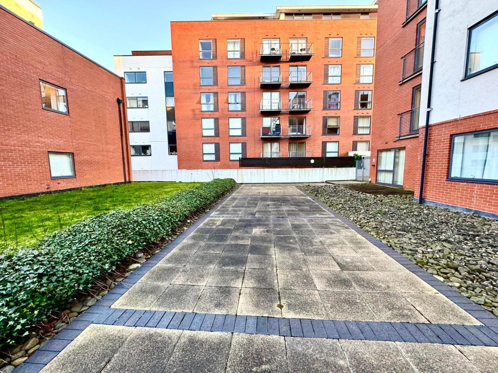 Casa Luxe 2 Bed Modern Centre Free Parking & Outdoor Patio *