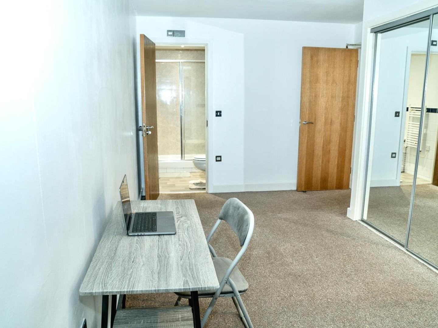 Casa Luxe 2 Bed Modern Centre Free Parking & Outdoor Patio