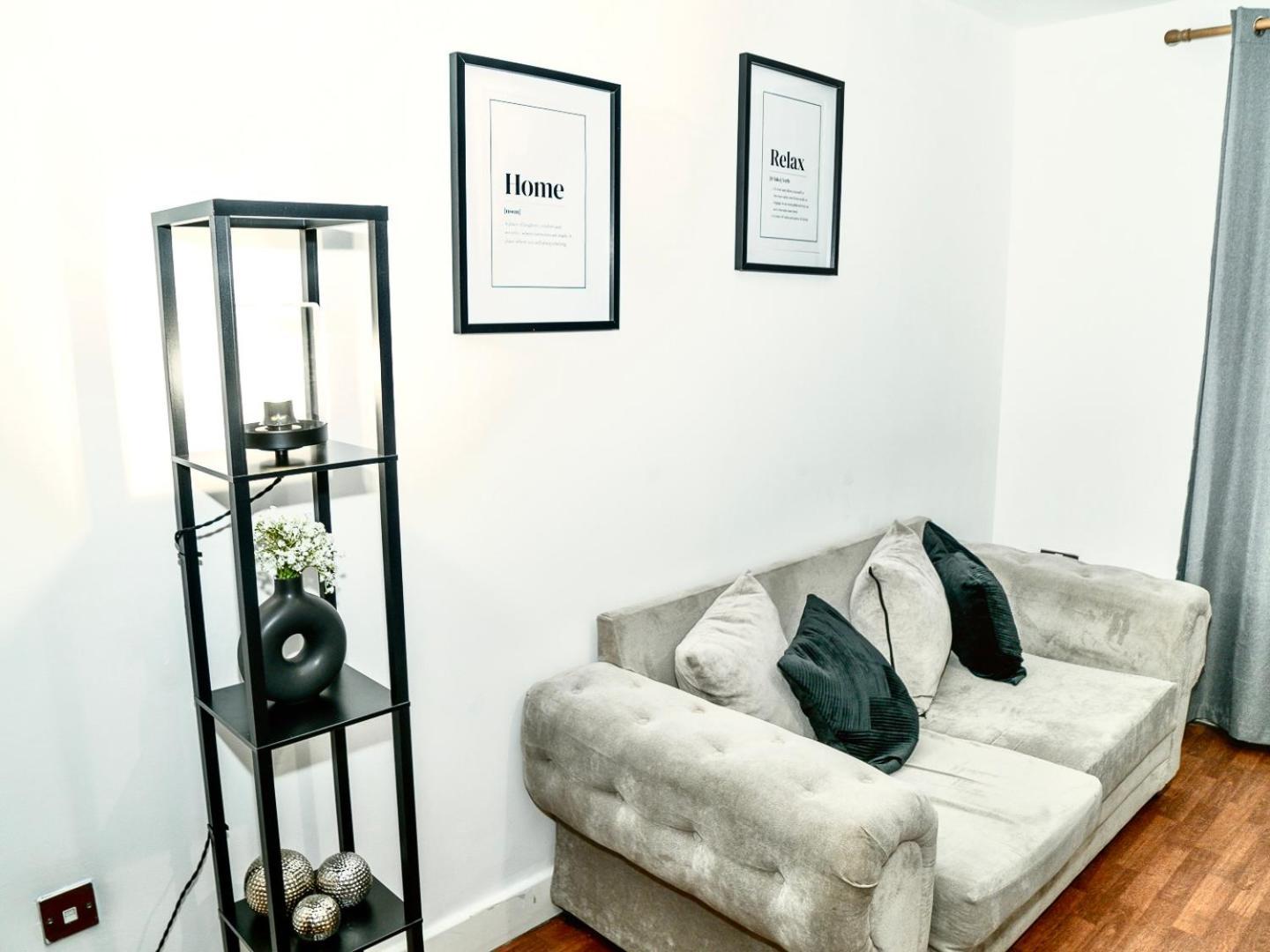 Casa Luxe 2 Bed Modern Centre Free Parking & Outdoor Patio *