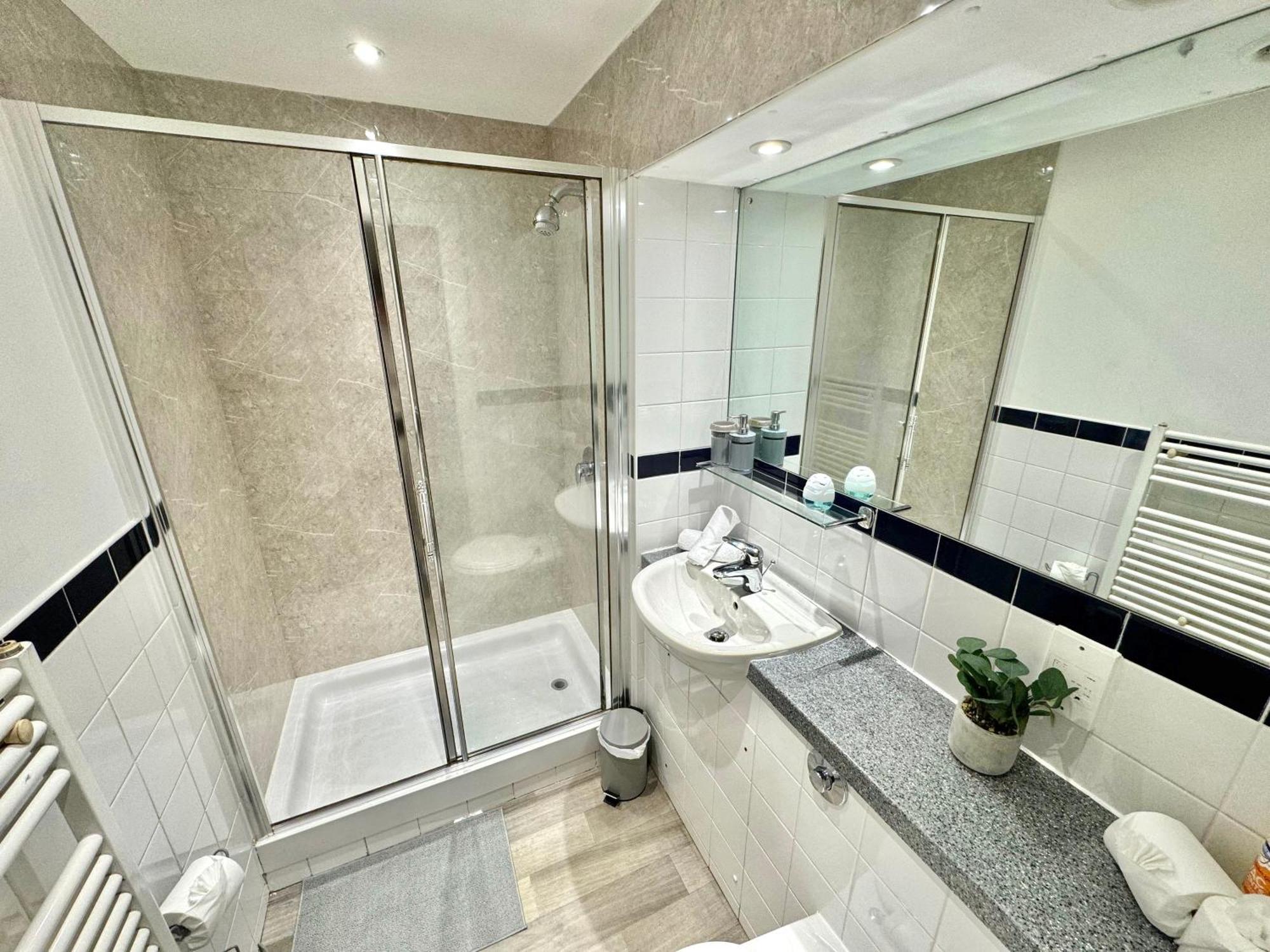 Casa Luxe 2 Bed Modern Centre Free Parking & Outdoor Patio Birmingham