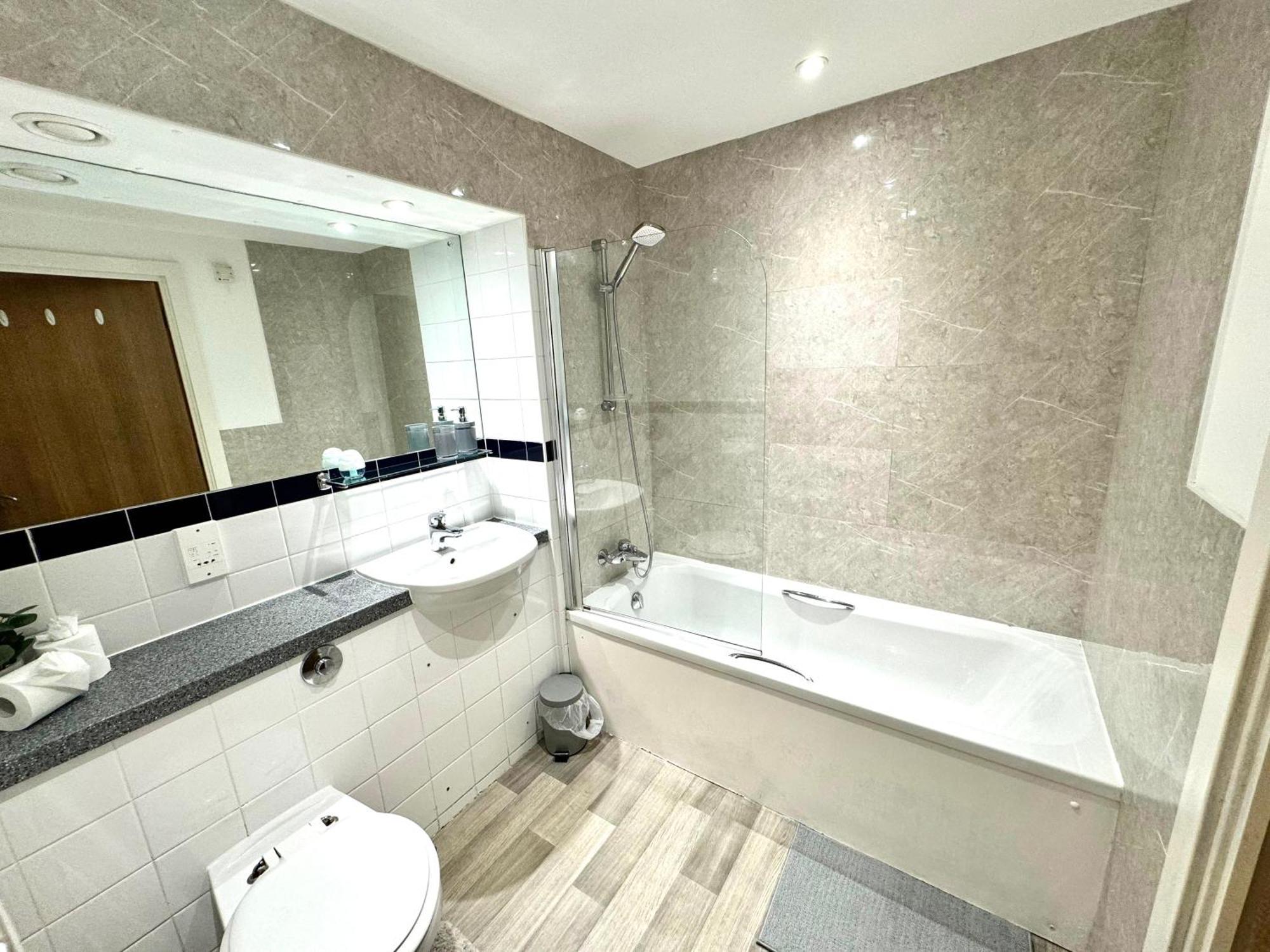 Casa Luxe 2 Bed Modern Centre Free Parking & Outdoor Patio